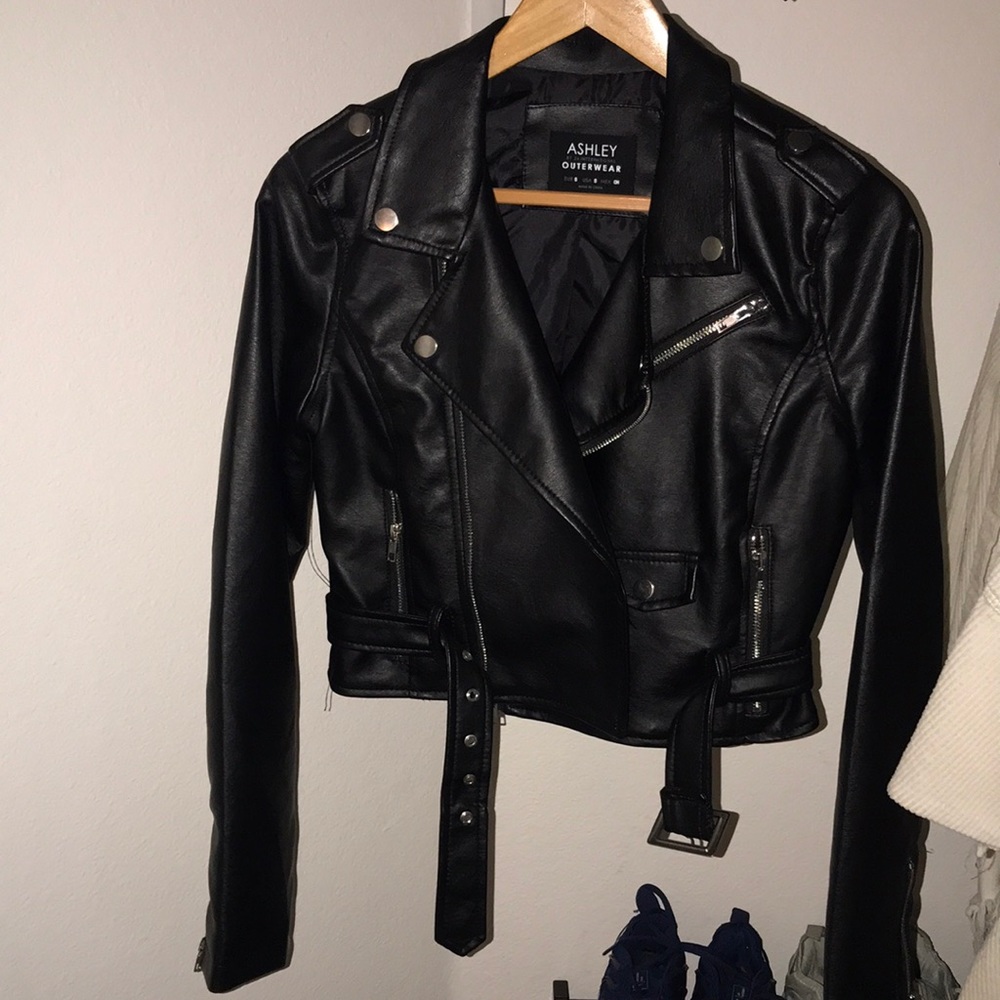 Cropped zipper leather jacket